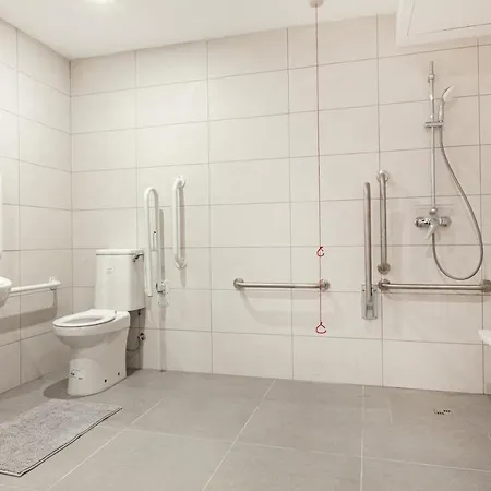 Modern, Large And Spacious Home, Perfect For Group By 360 Estates