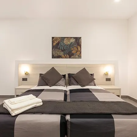 Modern, Large And Spacious Home, Perfect For Group By 360 Estates *